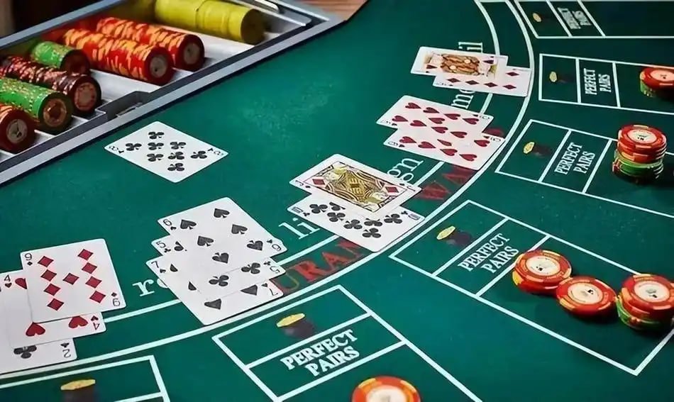 Meja blackjack dealer langsung di studio sonic88, ditampilkan di layar mobile dengan streaming HD
